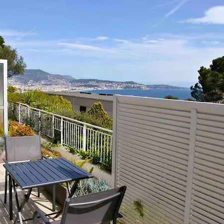 La Terrasse De La Reine